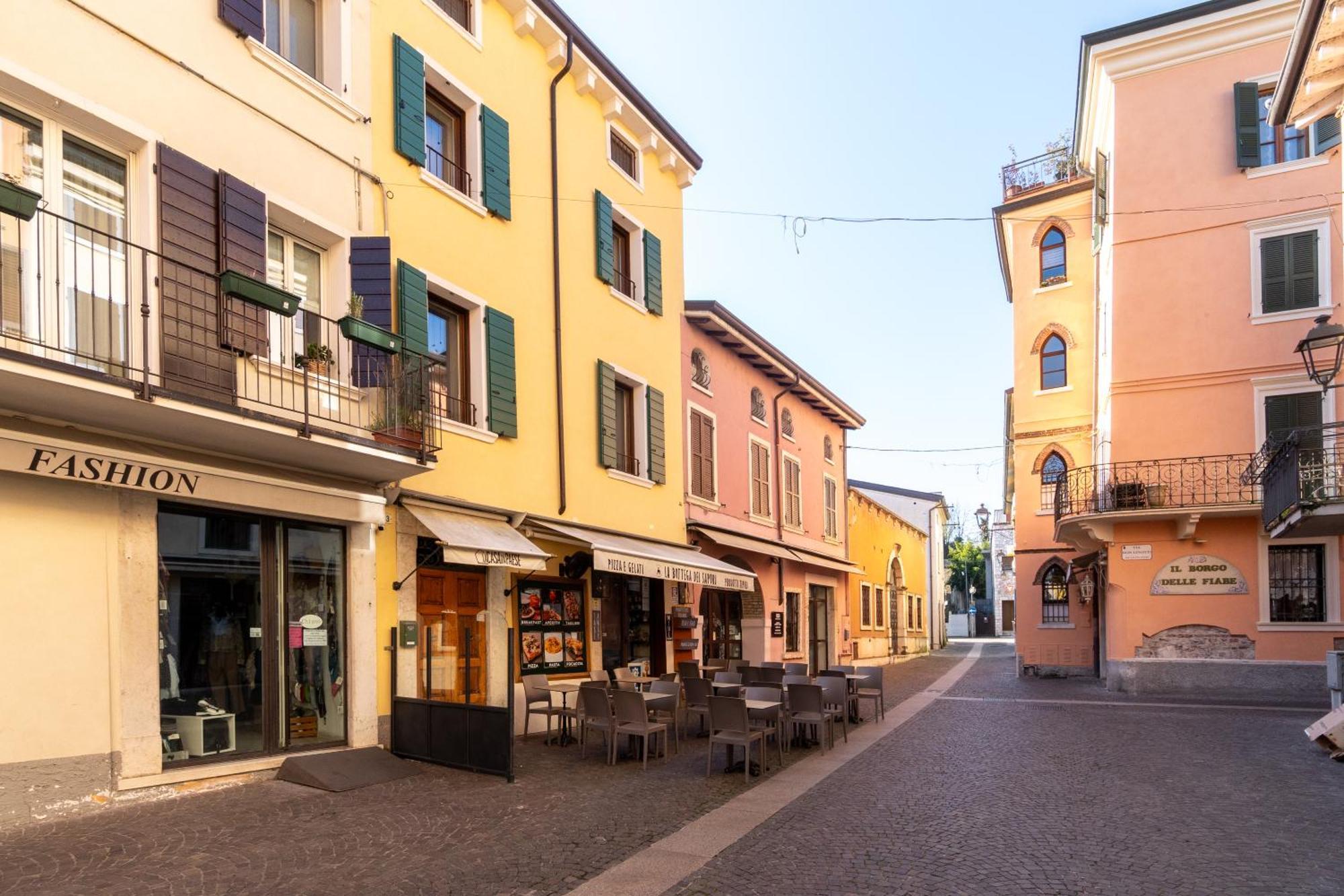 Отель La Casa In Paese Пескьера-дель-Гарда Экстерьер фото
