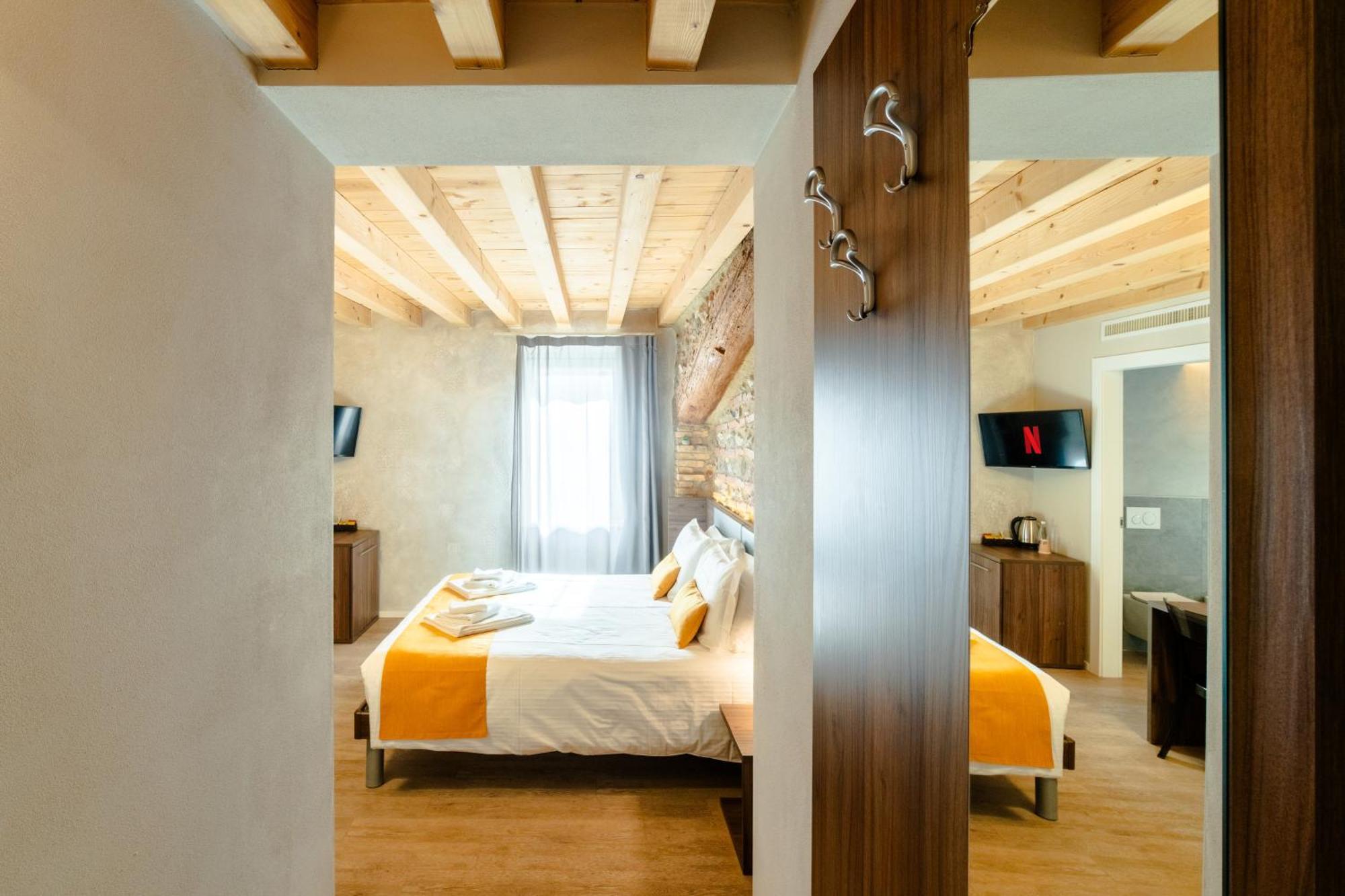 Отель La Casa In Paese Пескьера-дель-Гарда Экстерьер фото