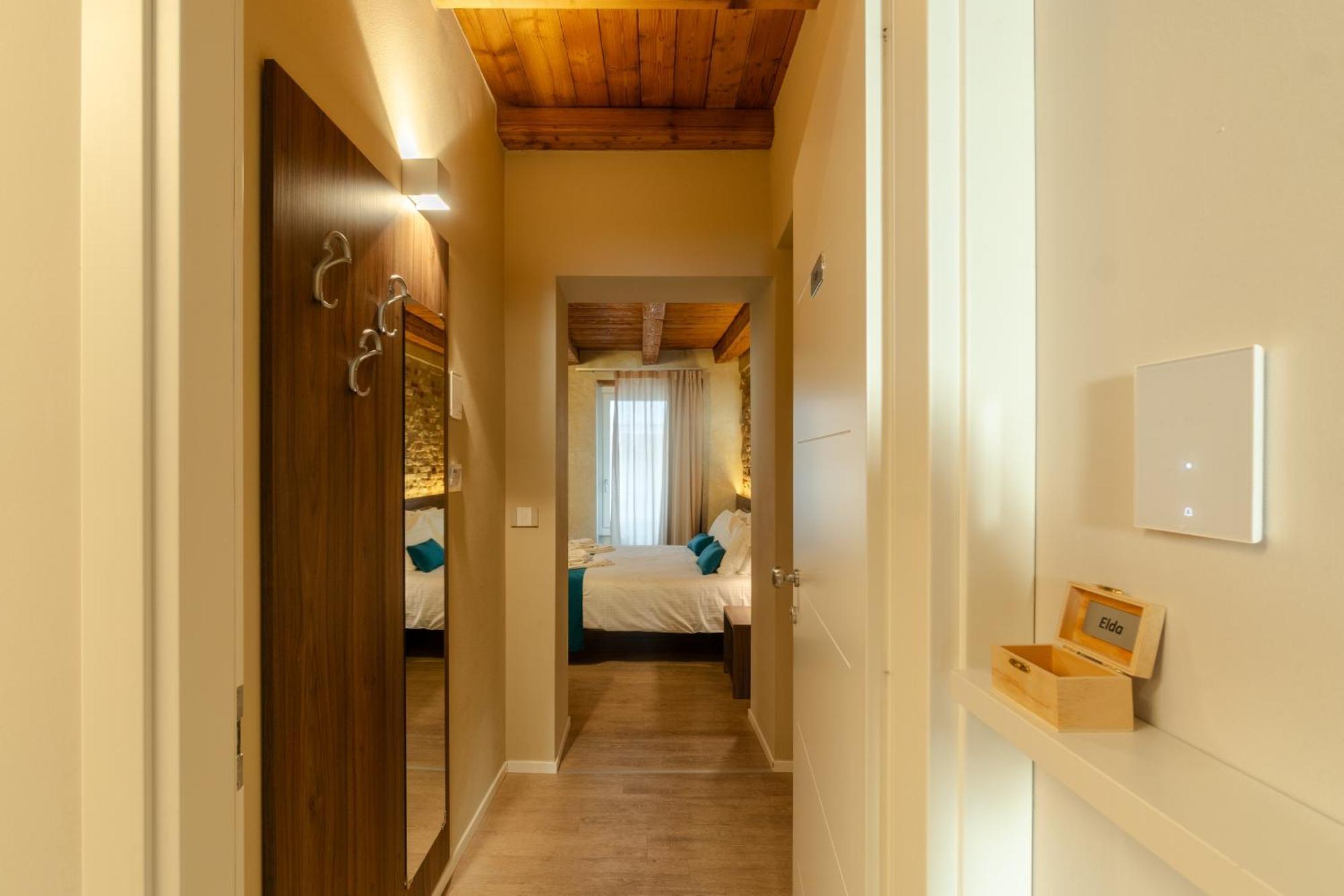 Отель La Casa In Paese Пескьера-дель-Гарда Экстерьер фото