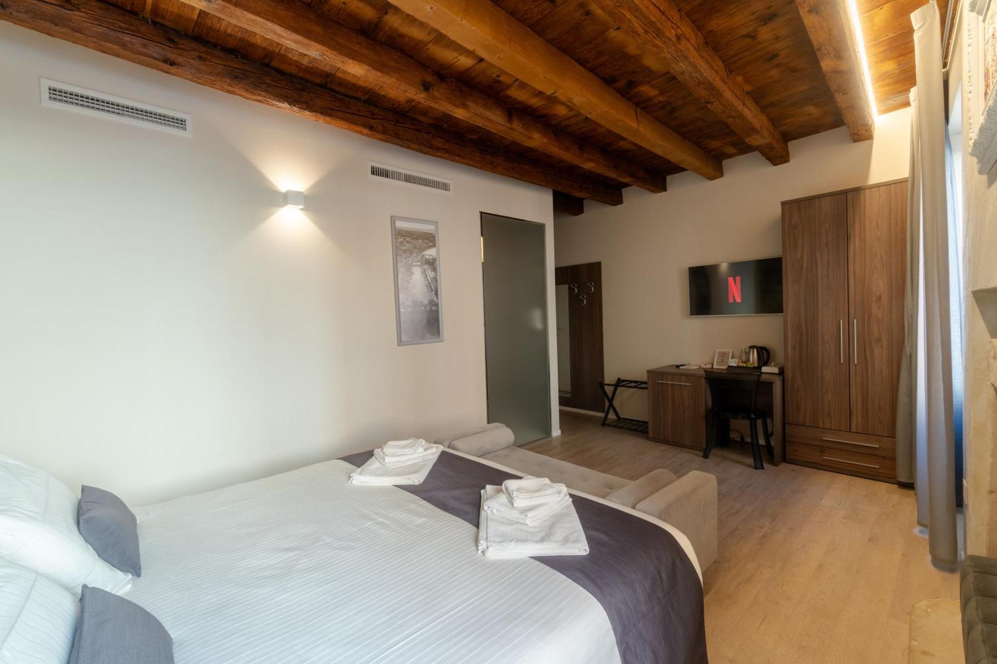 Отель La Casa In Paese Пескьера-дель-Гарда Экстерьер фото